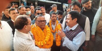 Railway employees give grand farewell to loco pilot in Dhanbad