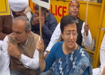 AAP MLAs protest outside Delhi Assembly over denial of entry
