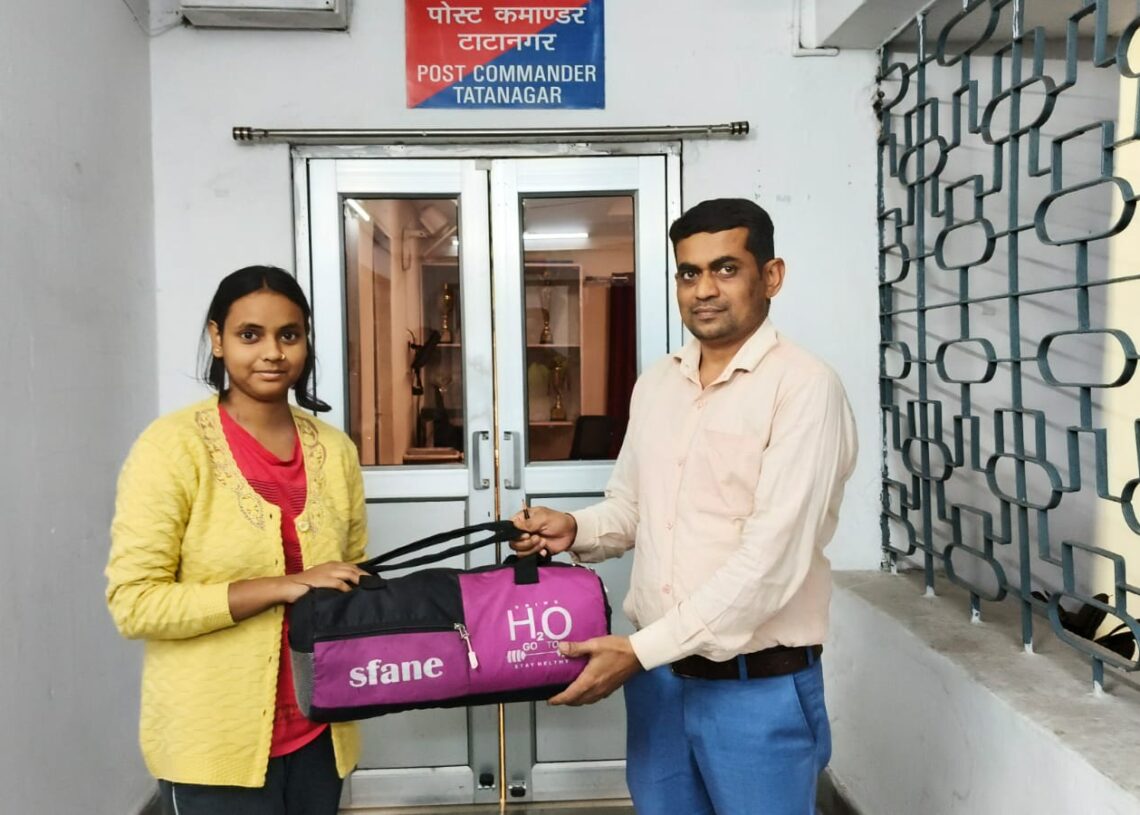 Jharkhand News: Tatanagar RPF returns lost bag to student 