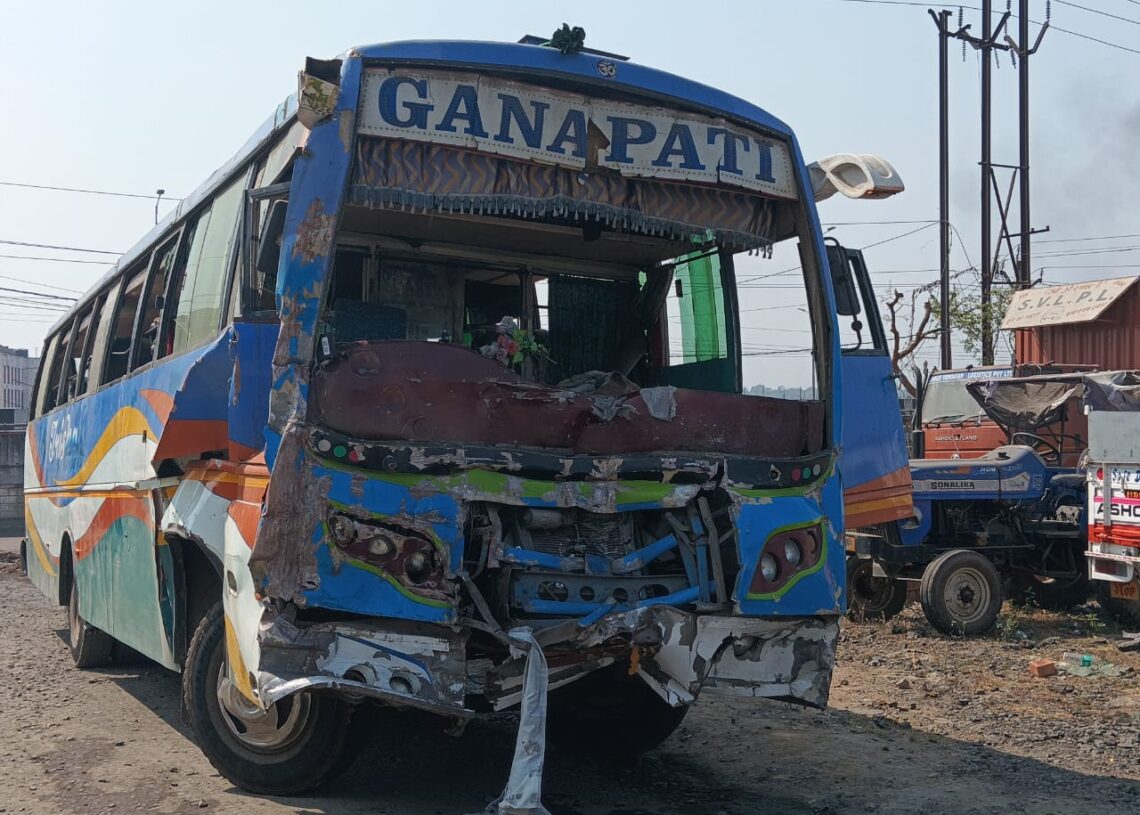 Over dozen Bengal devotees returning from Kumbh injured in road accident in Dhanbad