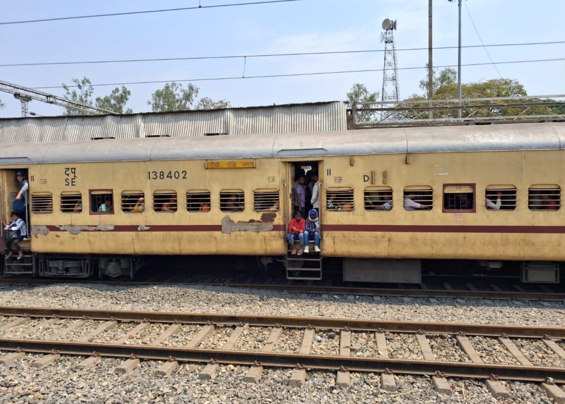 Post-Holi rush surges at Daltonganj railway station