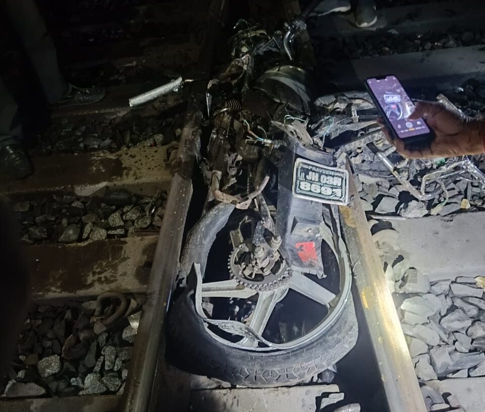 Jharkhand News: Youth dies in train-bike dashing in Daltonganj