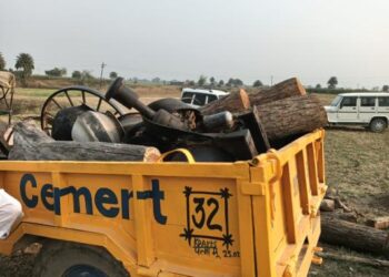 Jharkhand News: Forest-police joint team raids illegal sawmill in Palamu