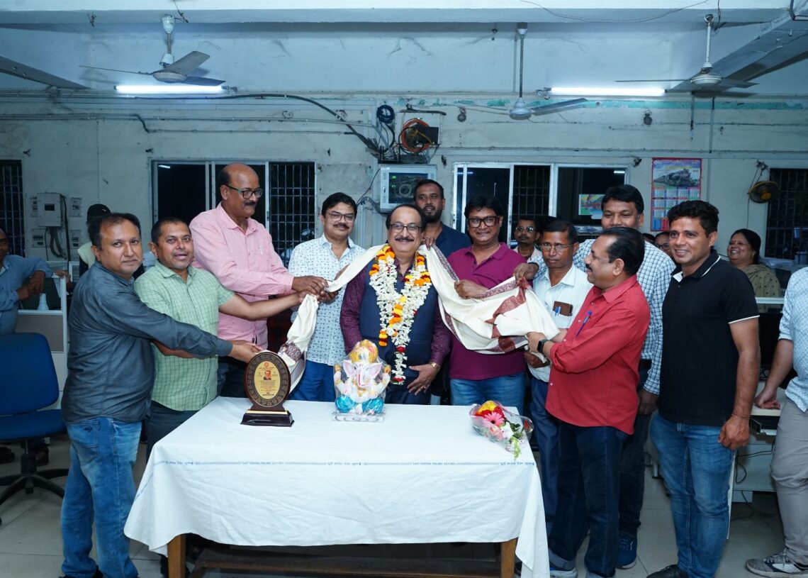 Dhanbad Rail Division honors retiring official with rousing farewell