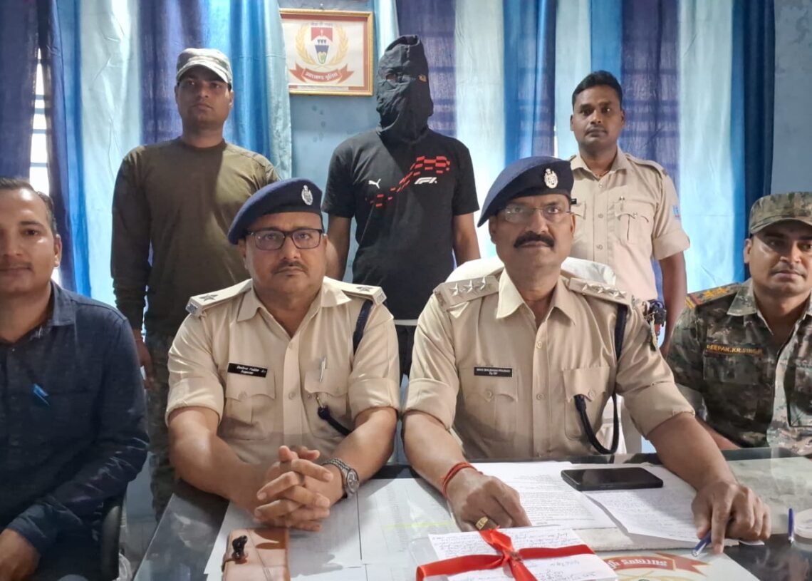 Gangster’s aide caught using forged Aadhaar card in Daltonganj