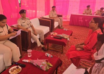 Braving sun and fever, people turn up for Jan Shikaayat Samadhan in Palamu