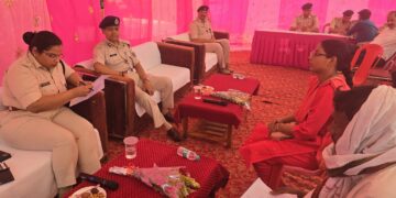 Braving sun and fever, people turn up for Jan Shikaayat Samadhan in Palamu