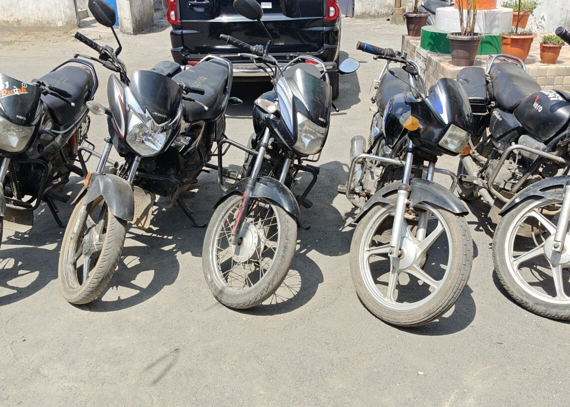 Jharkhand News: Dhanbad police arrest four bike lifters