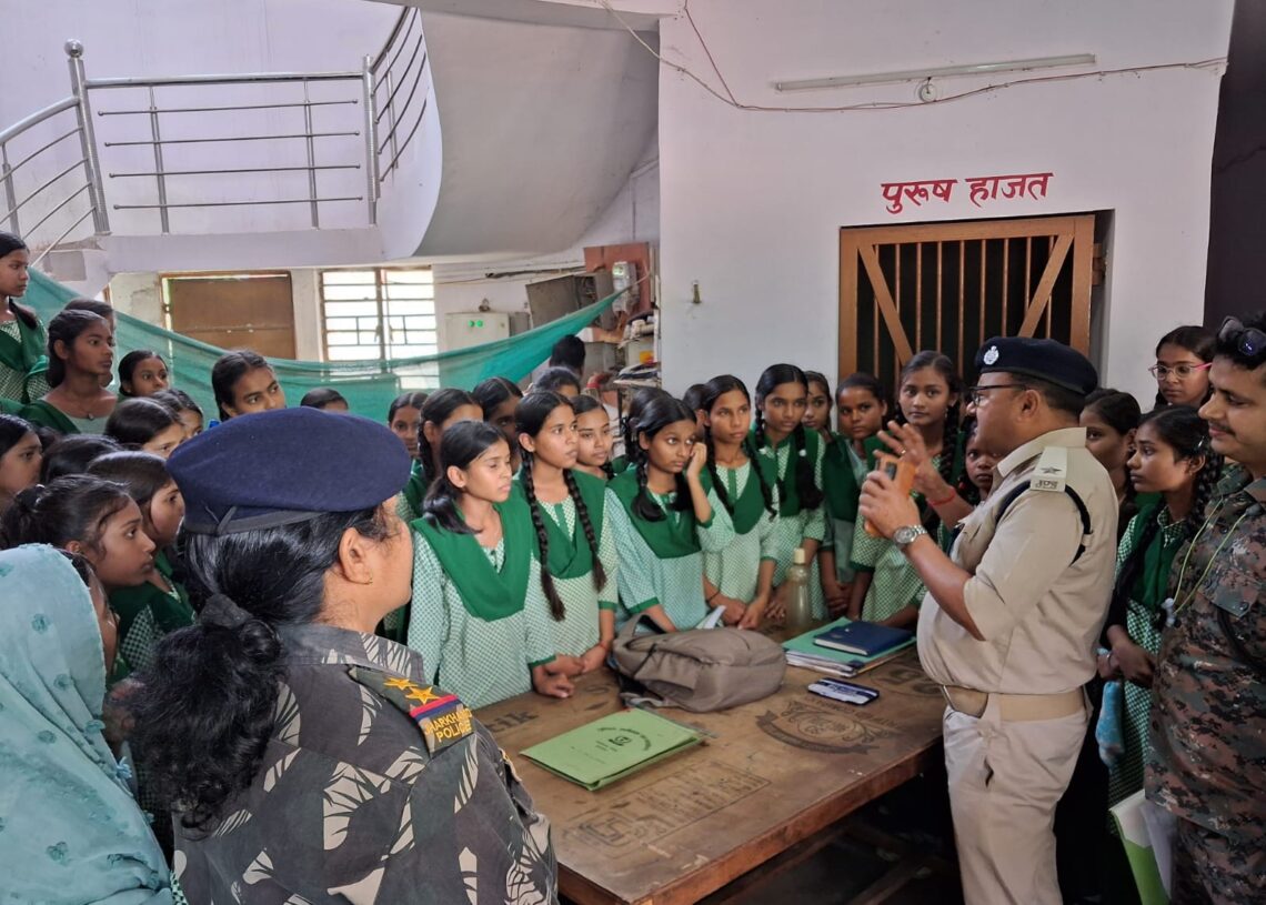 School girls visit Daltonganj police station to bridge trust deficit
