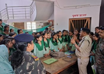 School girls visit Daltonganj police station to bridge trust deficit