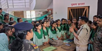 School girls visit Daltonganj police station to bridge trust deficit