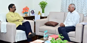 Scientist briefs CM Hemant Soren on indigenous cancer treatment machine