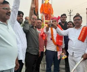 Sri Ram Sena State chief felicitates Mahavir Nav Yuvak Dal leaders in Daltonganj