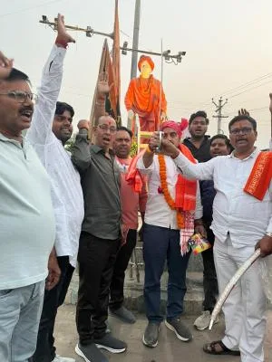 Sri Ram Sena State chief felicitates Mahavir Nav Yuvak Dal leaders in Daltonganj