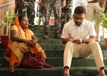 Jharkhand: Palamu DC helps differently-abled woman on staircase, wins praise