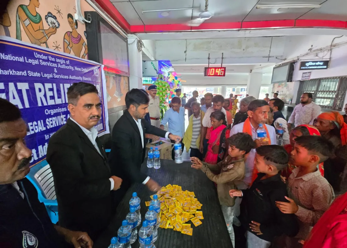 DLSA organises heat relief camp at Daltonganj railway station