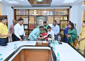 CM honours 7-year-old Ranchi swimmer Ishank Singh for Palk Strait world record