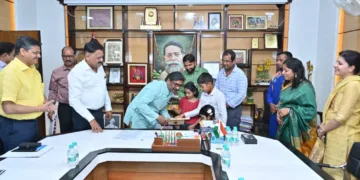 CM honours 7-year-old Ranchi swimmer Ishank Singh for Palk Strait world record