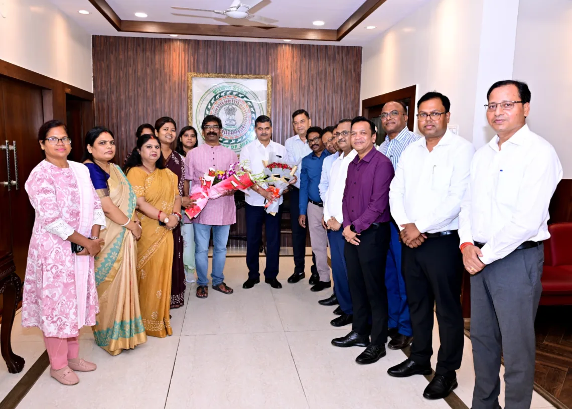 Newly promoted joint secretaries meet Jharkhand CM Hemant Soren