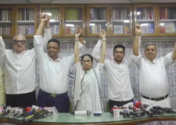 Mamata refuses to step down, calls Bengal mandate “looted”