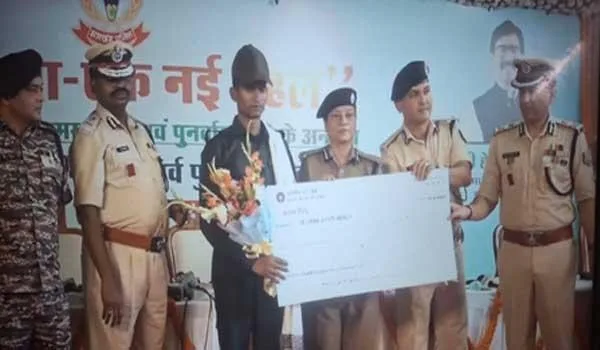 Biggest Maoist surrender in Jharkhand as 27 extremists lay down arms