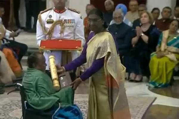 Shibu Soren conferred Padma Bhushan posthumously, wife Rupi Soren receives honour