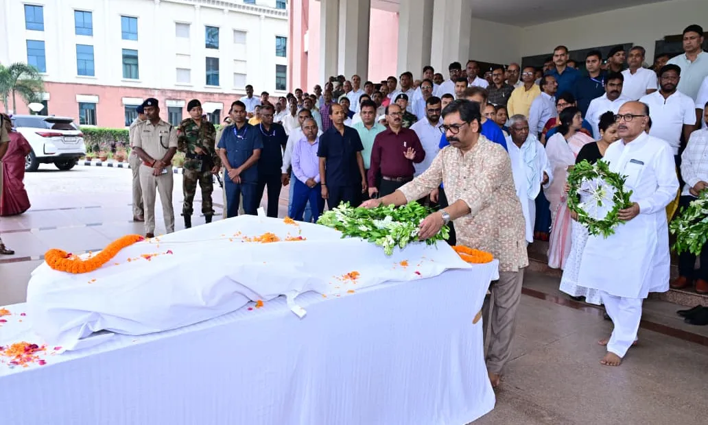 Jharkhand bids farewell to ex-minister Mannan Mallick; CM pays floral tribute