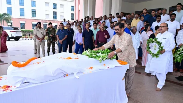 Jharkhand bids farewell to ex-minister Mannan Mallick; CM pays floral tribute