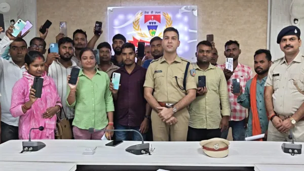 Jharkhand: Palamu police recover 104 missing mobile phones, return them to owners