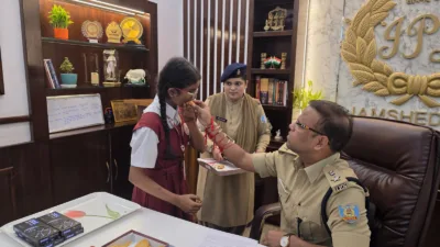 Raksha Bandhan: Schoolgirls tie rakhi to Jamshedpur SSP, strengthen bond of trust