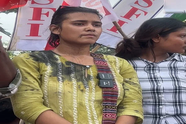 JPSC-JSSC scam: Ink thrown at AISA leader Neha Bora during Jharkhand assembly march