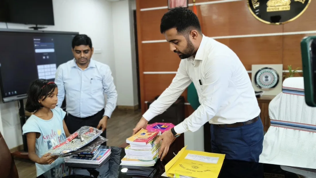 Palamu class 5 girl seeks help at Jan Samadhan, gets new books and school supplies