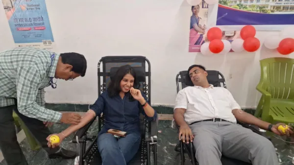 IAS officer, doctor wife donate blood as Palamu launches campaign