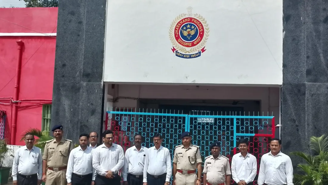 Daltonganj Jail Visit: Inmate’s little daughter wins hearts with flawless poem recital