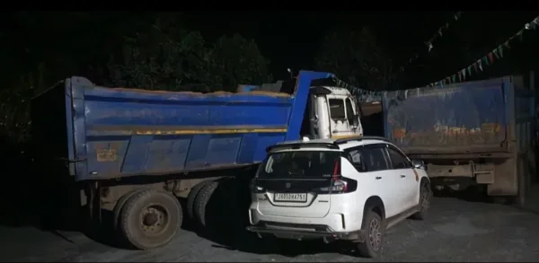 Hyva carrying 500 CFT sand seized in Potka for illegal transportation