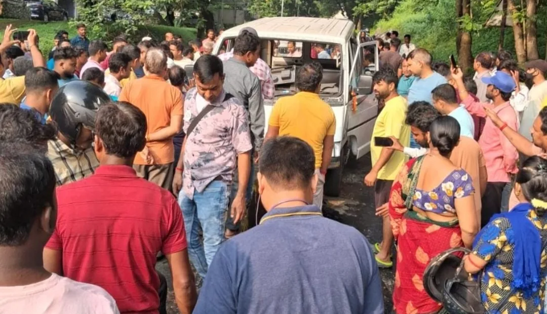 Brake failure sends school van crashing into divider, 10 children injured in Jamshedpur
