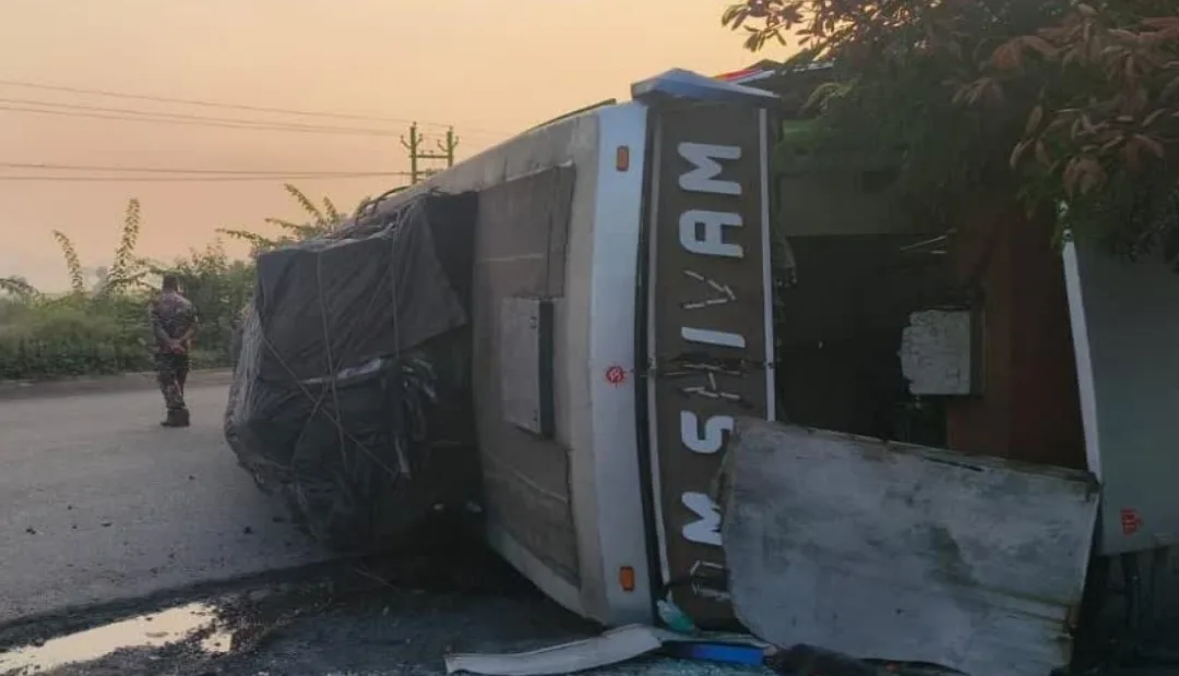 Bus overturns on NH-33 in Seraikela, three seriously injured