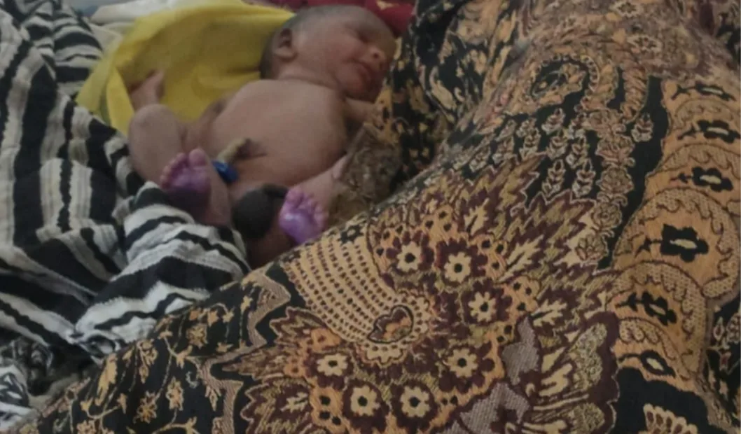 Homeless woman gives birth to baby boy in Daltonganj railway station parking area