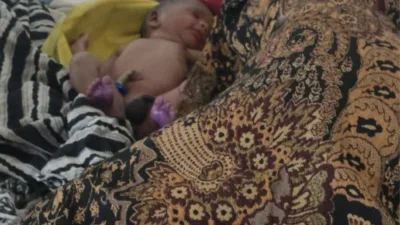 Homeless woman gives birth to baby boy in Daltonganj railway station parking area
