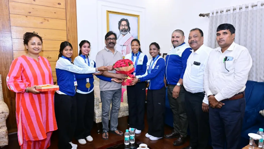 Hemant Soren congratulates Jharkhand’s Asian Games gold medal-winning hockey players