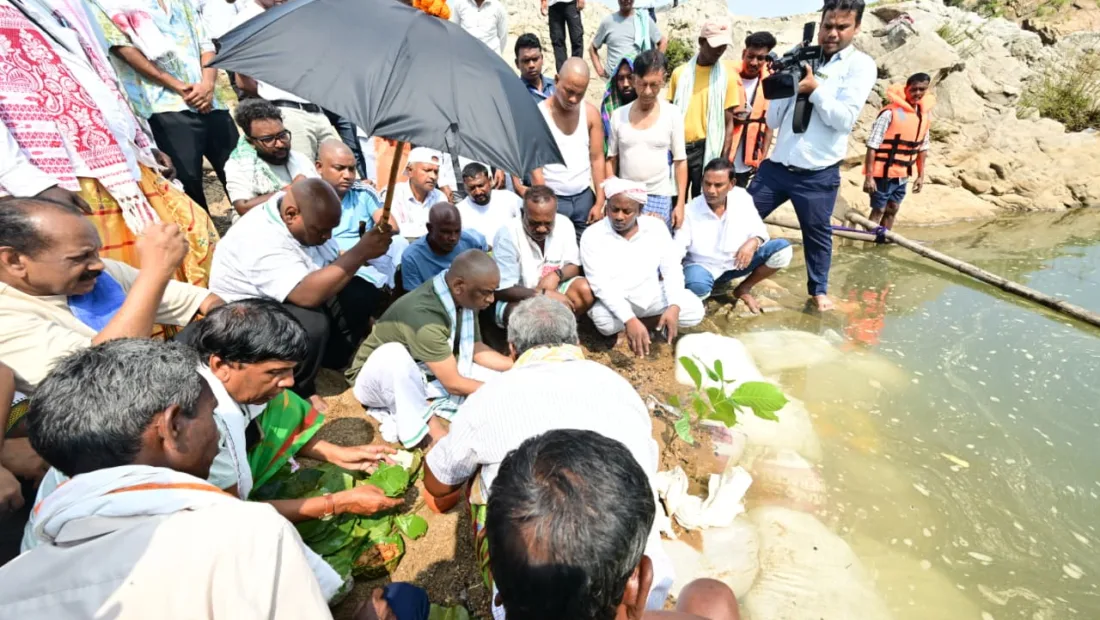 CM Hemant Soren immerses late mother Rupi Soren’s ashes at Rajrappa Sangam
