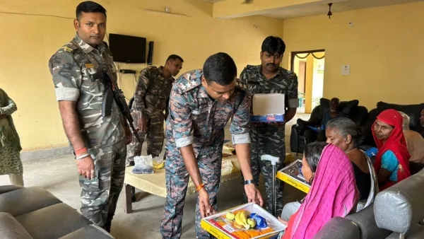 SDPO Sadar Latehar celebrates Gandhi Jayanti with elderly residents at Old Age Home