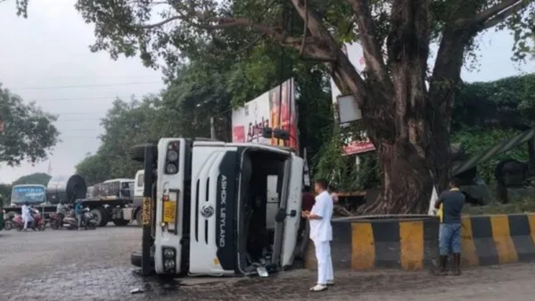 Trailer overturns near Gandhi Ghat in Jamshedpur, no casualties
