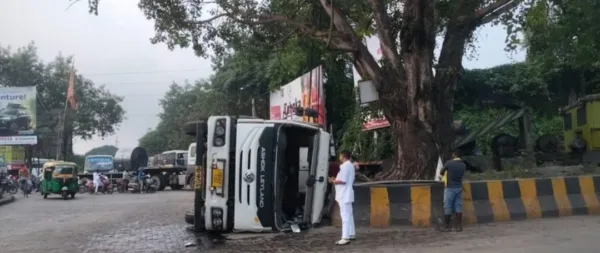 Trailer overturns near Gandhi Ghat in Jamshedpur, no casualties